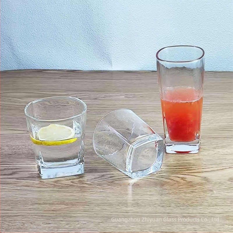 Vastagított négyszögletes üvegpohár, átlátszó, vízhez, gyümölcsléhez, tejhez, whiskyhez és sörhöz, 301–400 ml