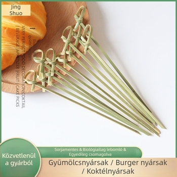 Zöld bambusz nyárs virágkötéssel koktélokhoz, gyümölcsök és desszertek díszítésére