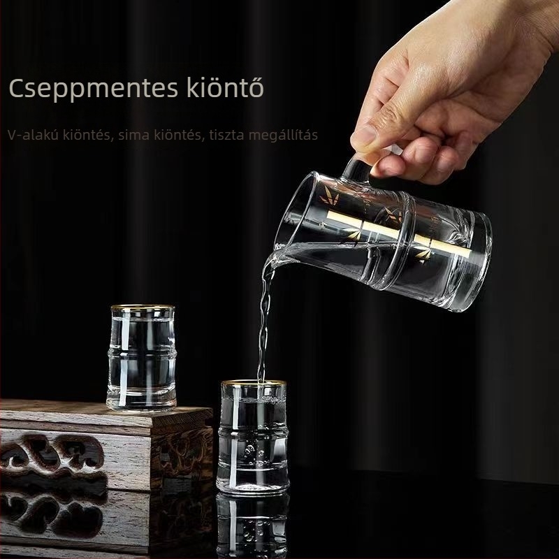 100 ml-es likőrkészlet négy kristály pohárral, mérőskalával ellátott üveg, bambusz stílusú adagoló.