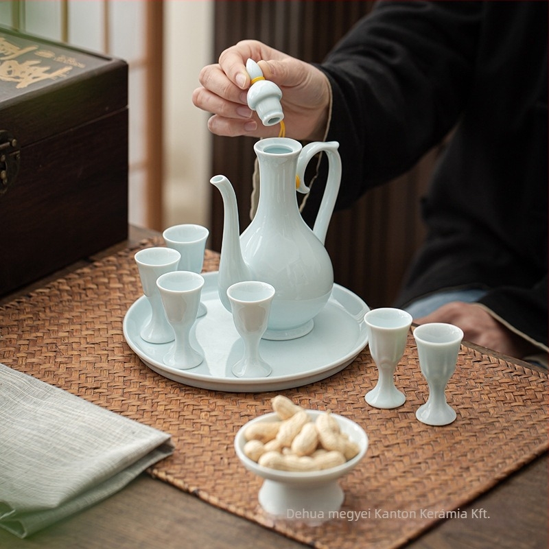 Kínai stílusú, prémium bor-készlet ajándékdoboza, fehér porcelán boros poharak, antik dizájnnal adagolóval, logóval