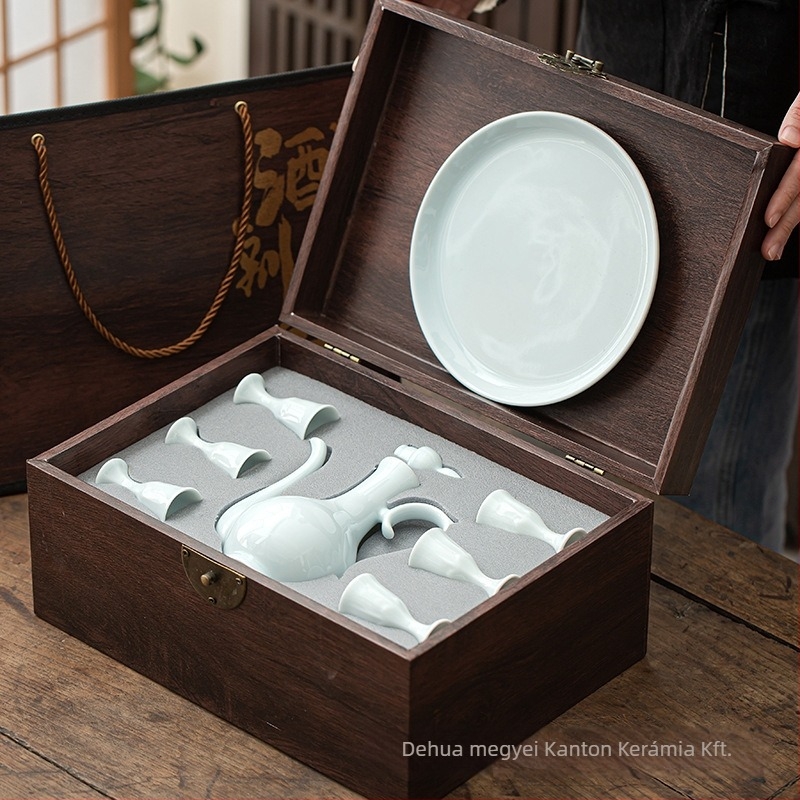 Kínai stílusú, prémium bor-készlet ajándékdoboza, fehér porcelán boros poharak, antik dizájnnal adagolóval, logóval