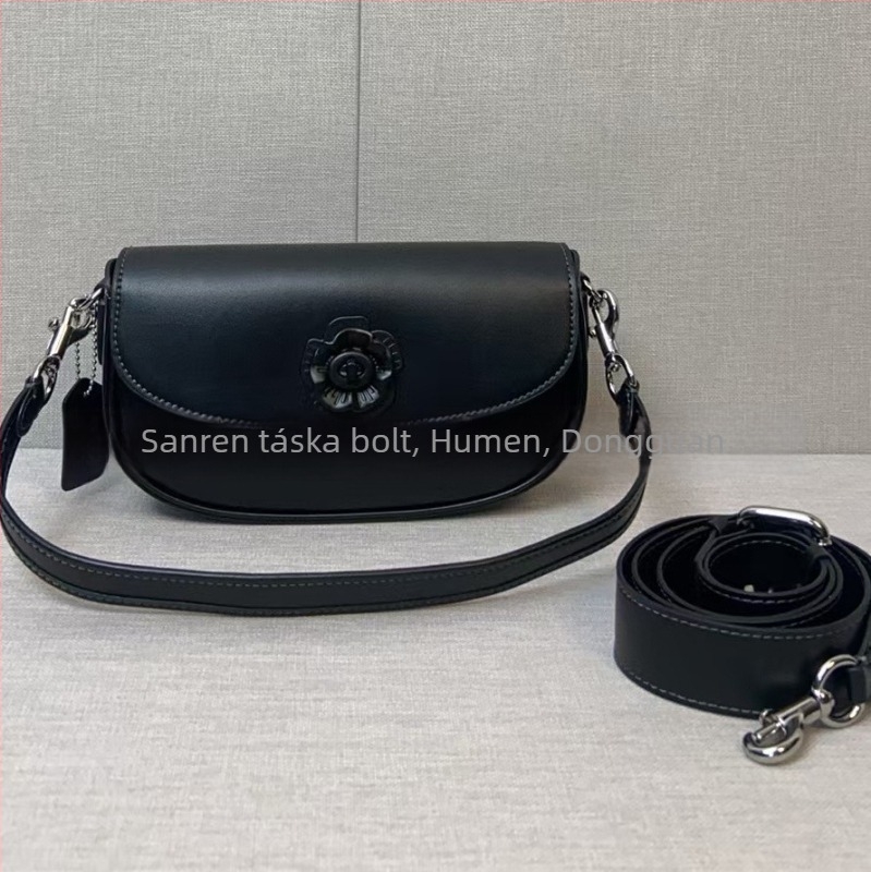 OAC Női saddle bag típusú táska, kis méret, szintetikus bőr, nylon belsővel, fedél zárással, belső cipzáros zseb, két vállpánt, mindennapi használatra