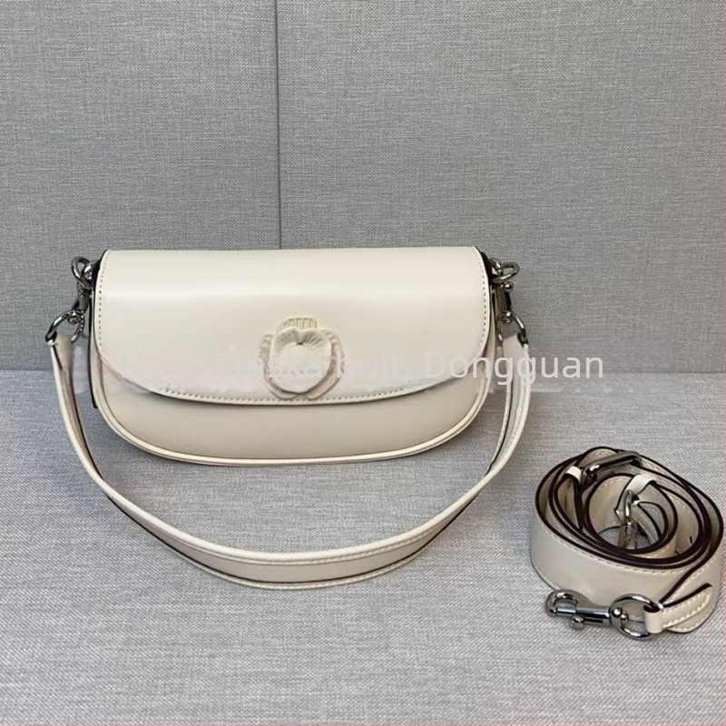 OAC Női saddle bag típusú táska, kis méret, szintetikus bőr, nylon belsővel, fedél zárással, belső cipzáros zseb, két vállpánt, mindennapi használatra