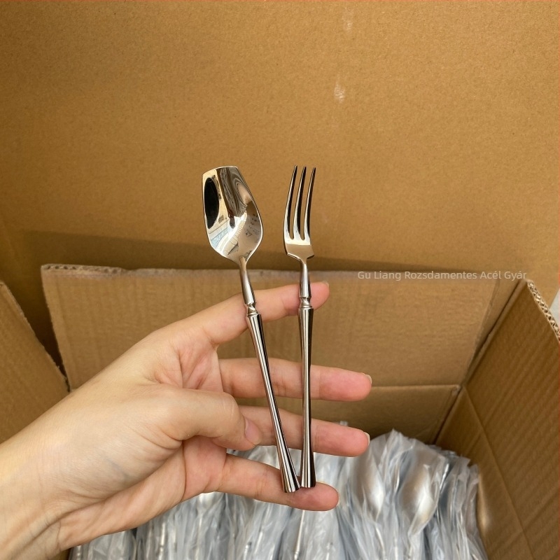 304 rozsdamentes acélból készült: desszertkanál, kávéskanál, kés, villa és steak kés; tükörsima felület, nordikus stílus.