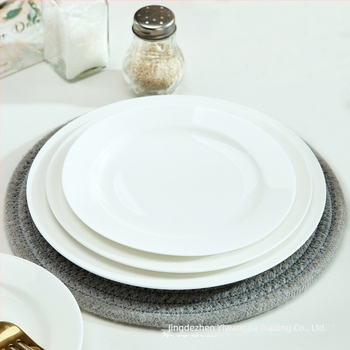 Csontporcelánból készült, tiszta fehér tányér, lapos, sekély kialakítású tányér nyugati étkezéshez, étkészlet