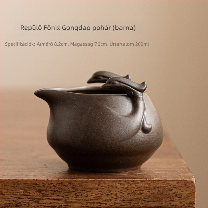 Retro stílusú kerámia teáskészlet kiegészítők: teát egyenlő elosztására szolgáló teáscsésze, teafelosztó és teás tálca.
