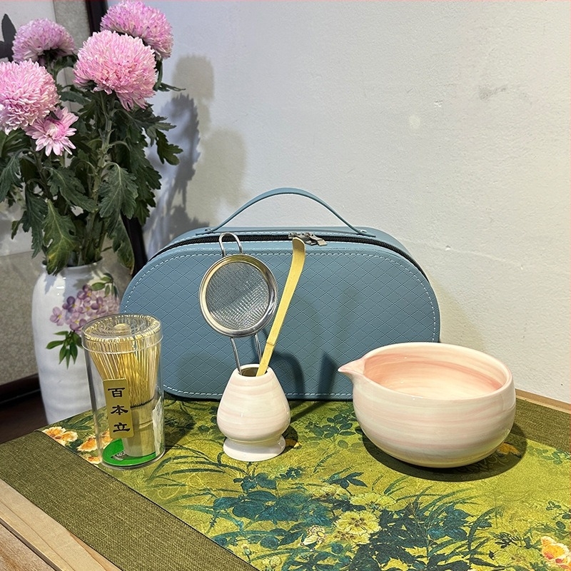 Japán-stílusú kerámia kézzel festett matcha tál, vízszintes csíkokkal, készlet chasen-hoz tartóval és bambusz teás ecsettel