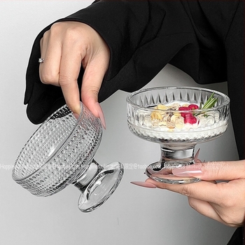 Üvegpohár desszerthez, joghurt, fagylalt és milkshake, Instagram-stílusban
