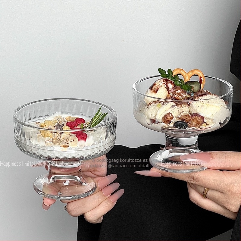 Üvegpohár desszerthez, joghurt, fagylalt és milkshake, Instagram-stílusban