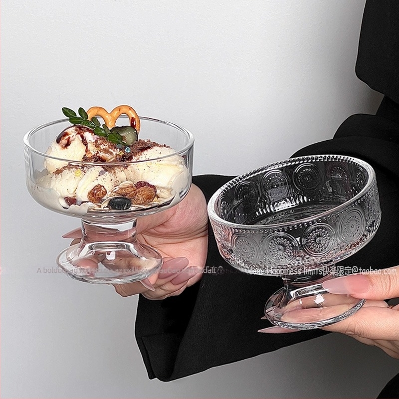 Üvegpohár desszerthez, joghurt, fagylalt és milkshake, Instagram-stílusban