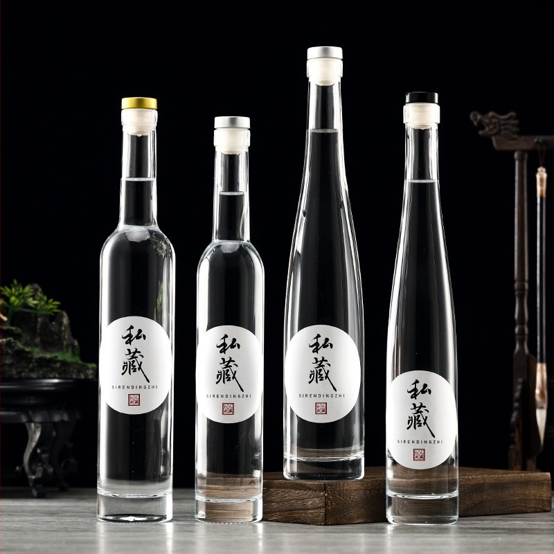 Keskeny kristályüveg vodkához és borhoz, átlátszó vagy matt felülettel, üres italüveg. Elérhető méretek: 200 ml, 375 ml és 500 ml (ovális vagy hosszúkás forma).