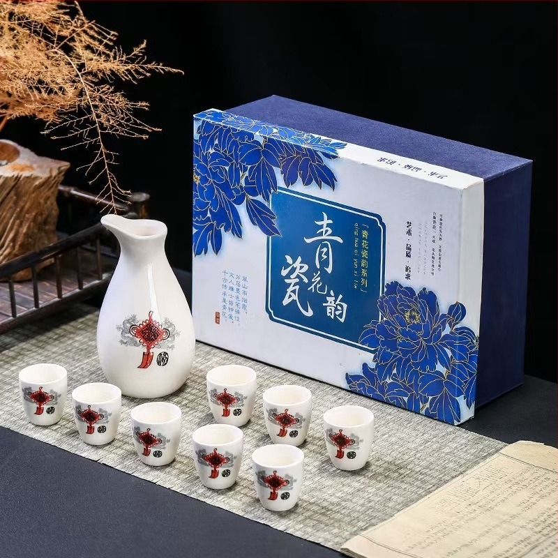 Japán retro kerámia bor-készlet: egy kanna és négy pohár, saké pohár, boradagoló készlet – logóval