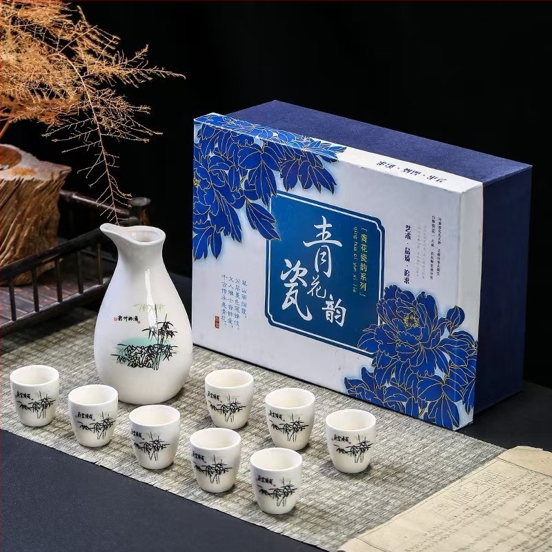 Japán retro kerámia bor-készlet: egy kanna és négy pohár, saké pohár, boradagoló készlet – logóval