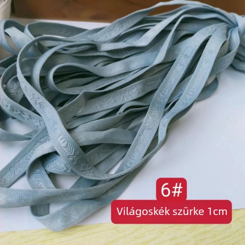 Vékony, puha kötött szalag 10 mm-es domborított betűkkel a gallérhoz