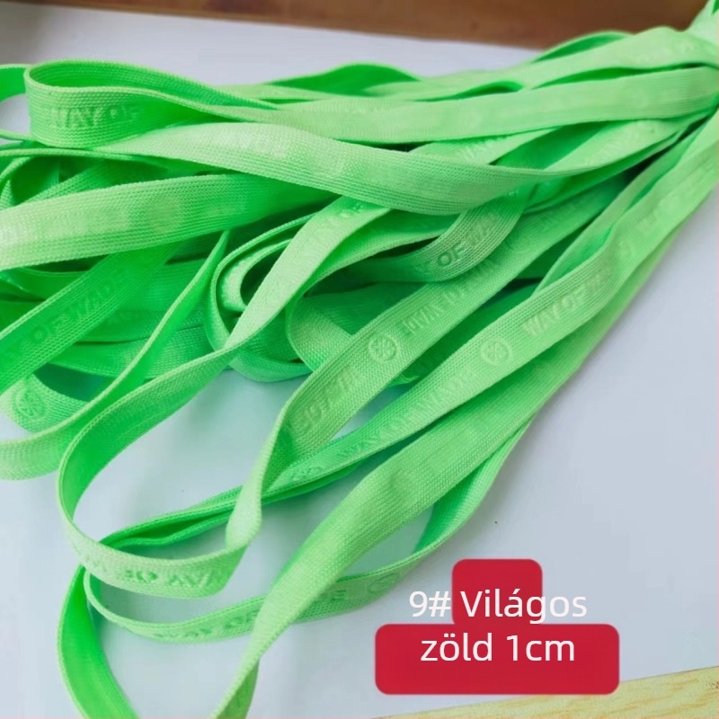 Vékony, puha kötött szalag 10 mm-es domborított betűkkel a gallérhoz
