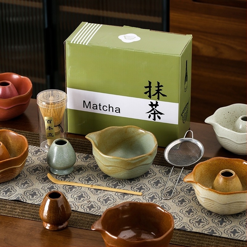 Japán-stílusú matcha habverő és ecset, bambusz habverővel, matcha tál és keverőállvány