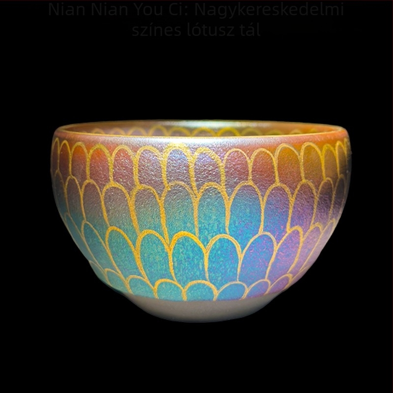 Jian Zhan teáscsésze aranyozott, több színű lótusz motívummal, fekete porcelánból, ajándékdoboza