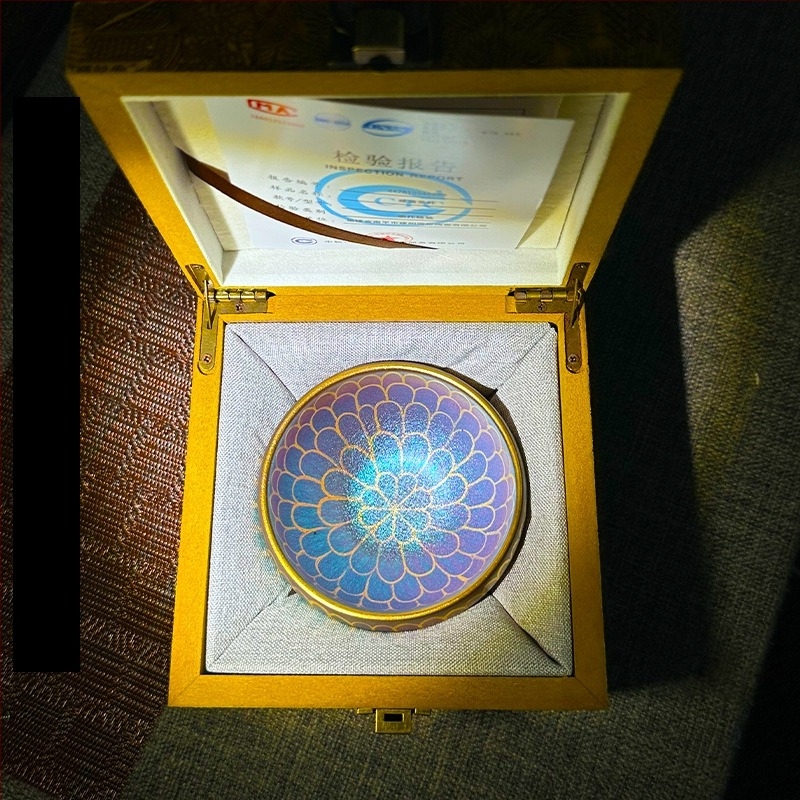 Jian Zhan teáscsésze aranyozott, több színű lótusz motívummal, fekete porcelánból, ajándékdoboza