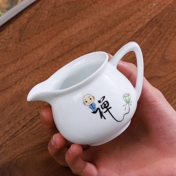 Nagy kerámia teáskészlet egyenlő adagoló pohárral és tea-tengerrel a kung-fu tea ceremóniához