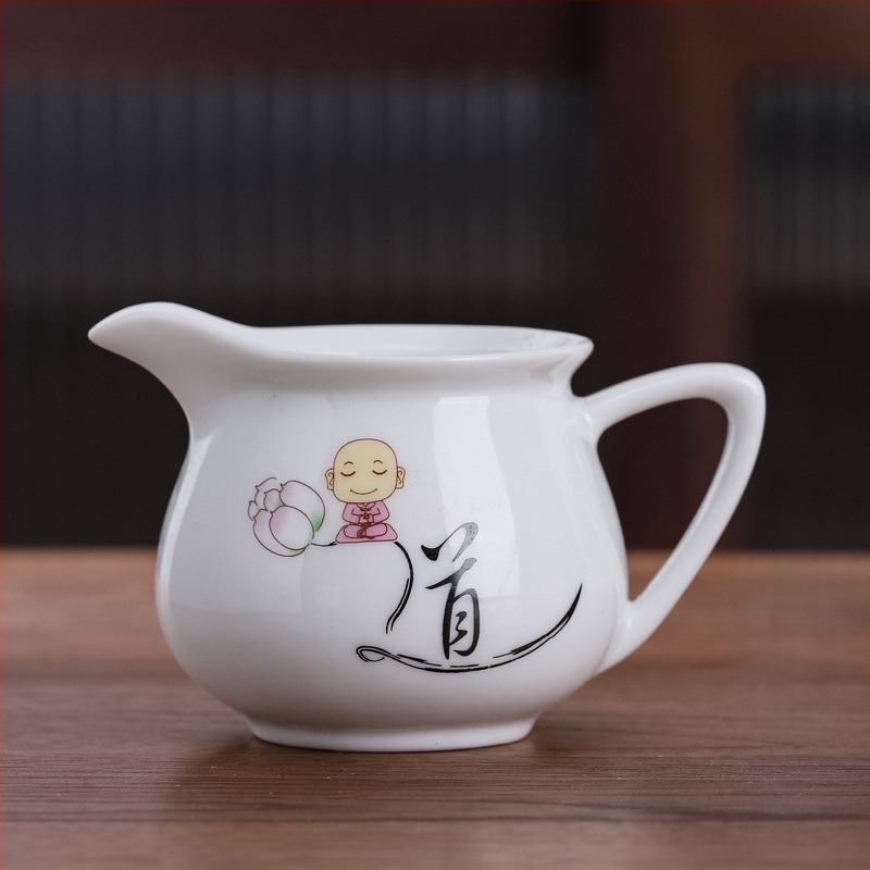 Nagy kerámia teáskészlet egyenlő adagoló pohárral és tea-tengerrel a kung-fu tea ceremóniához