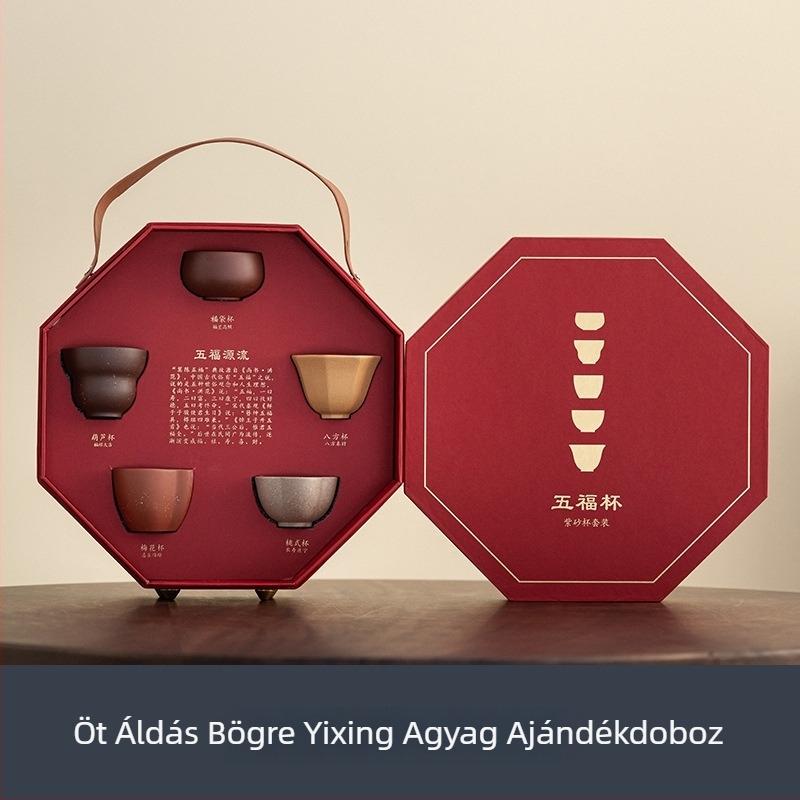 Tiltott Város ihletésére készült lila agyagból készült teáskészlet logóval ellátott ajándékdobozzal, vállalati ajándékként.