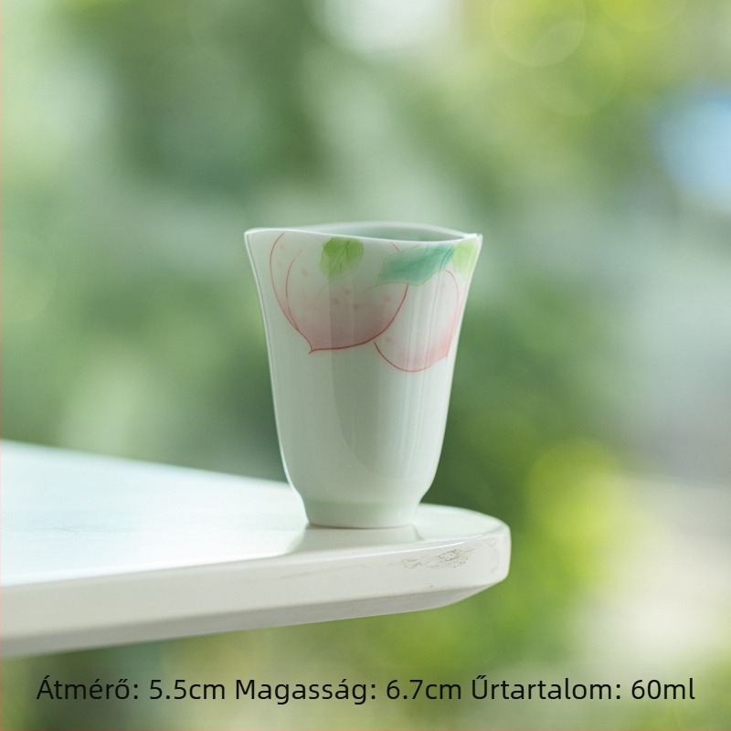 Türkiz-zöld kézzel festett teáscsésze fehér porcelánból, magas talppal, aláglazúros díszítés, friss és aranyos dizájn