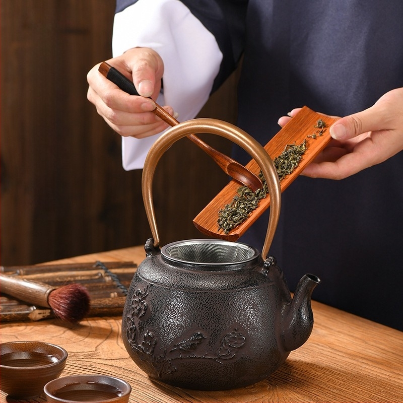 Öntöttvas teáskanna tűzhelyen való tealeöntéshez – vintage stílusú fogantyúval, kézzel készített, dekoratív teás kellék
