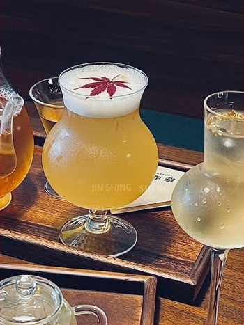Kínai stílusú üvegpohár teához, magas goblet-formájú, szívóval, tej-tea pohár gleccser mintával