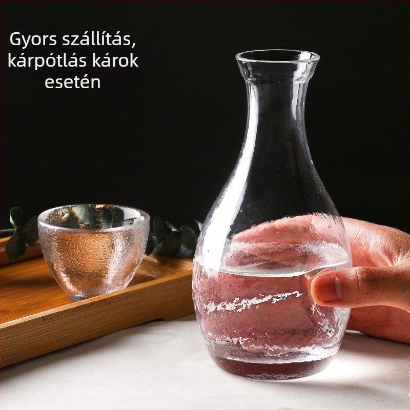 Japán stílusú üveges sake-kancsó és pohár készlet — kézzel készített, 1 kancsó és 3 pohár, kalapált mintázat, ajándékcsomag