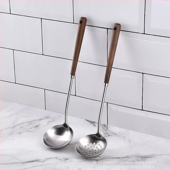 304 rozsdamentes acél konyhai eszközök készlet fa nyéllel, élelmiszer-minőségű spatulák, gomba spatulája, lyukas kanál és leveskanál