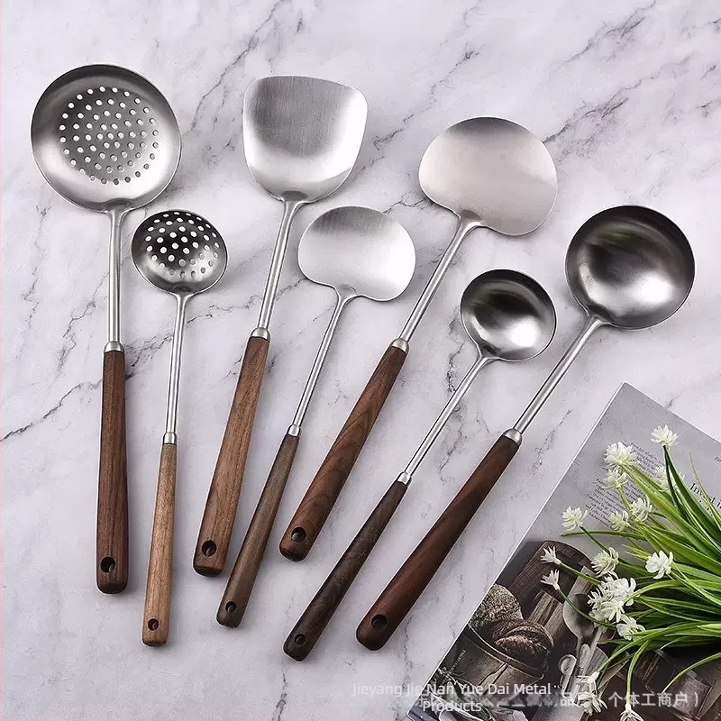 304 rozsdamentes acél konyhai eszközök készlet fa nyéllel, élelmiszer-minőségű spatulák, gomba spatulája, lyukas kanál és leveskanál