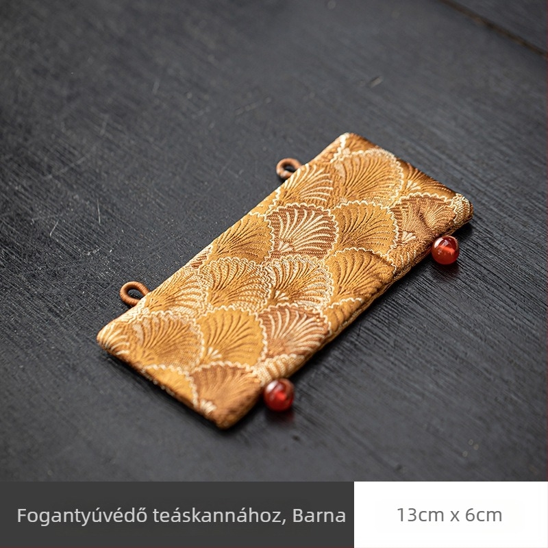 Ezüst színű vas teáskanna fogantyújának hőszigetelő párnája brokát anyagú borítással, japán stílusban