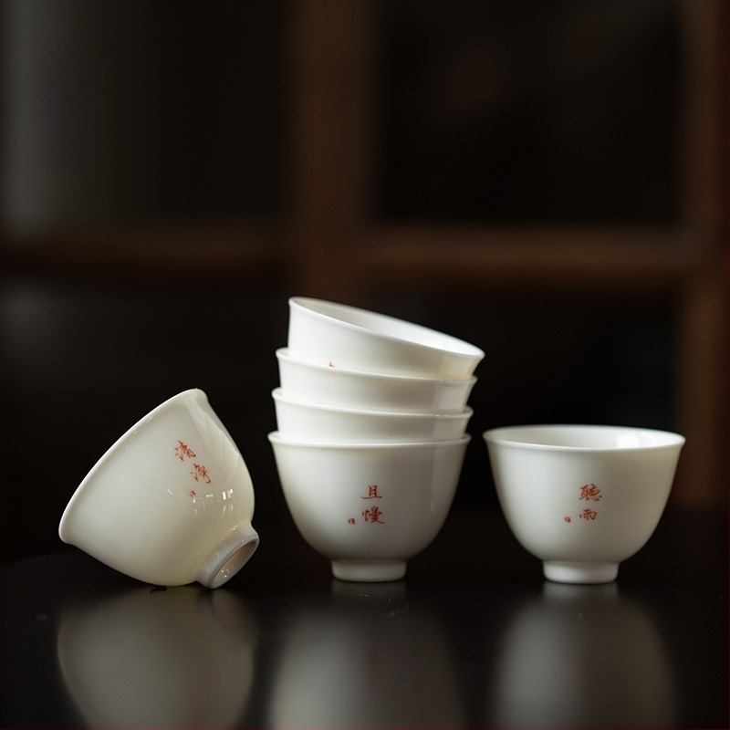 Kis fehér porcelán teáscsésze, egyszerű kerámia teáscsésze otthoni használatra