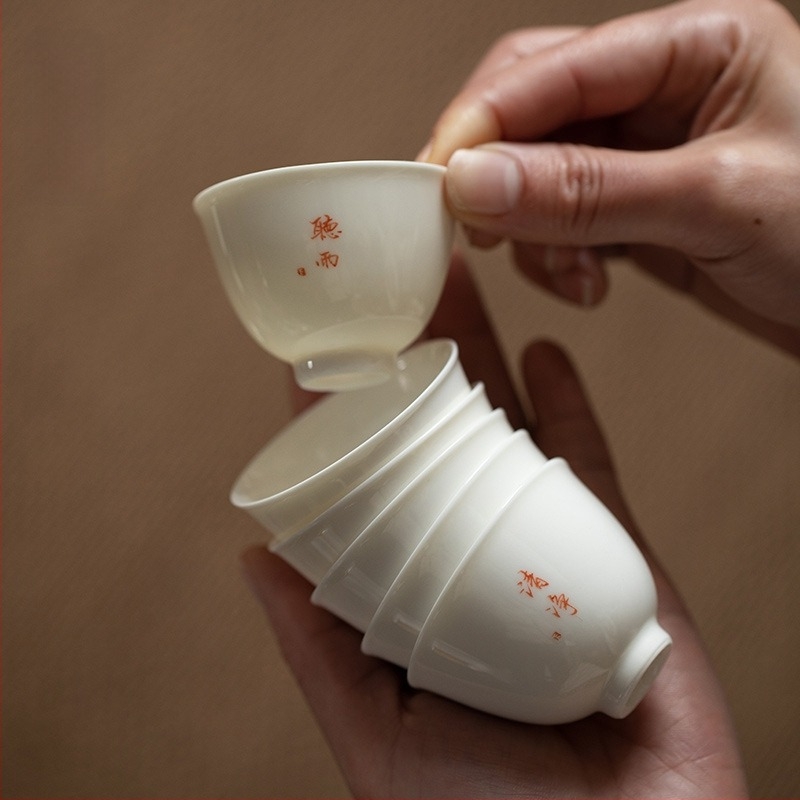 Kis fehér porcelán teáscsésze, egyszerű kerámia teáscsésze otthoni használatra