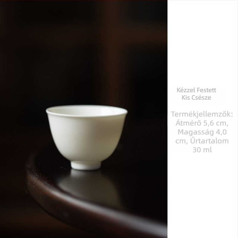 Kis fehér porcelán teáscsésze, egyszerű kerámia teáscsésze otthoni használatra