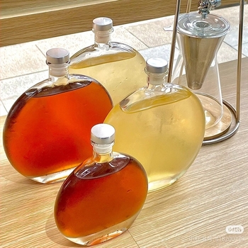 Lapos ovális mini borosüvegek: 500 ml jégbor üvegek, 500 ml kávéüvegek, 250 ml semleges szesz üvegek, 250 ml gyümölcsbor üvegek