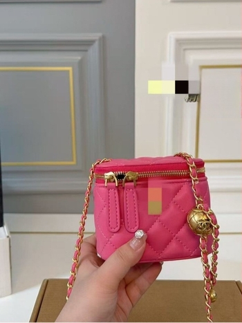 Chanel által ihletett mini válltáska gyémántmintás hímzéssel és arany golyós lánccal