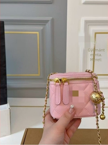Chanel által ihletett mini válltáska gyémántmintás hímzéssel és arany golyós lánccal