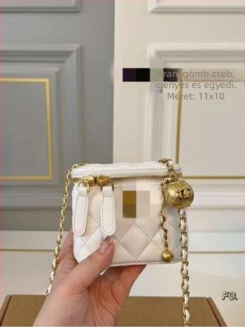Chanel által ihletett mini válltáska gyémántmintás hímzéssel és arany golyós lánccal
