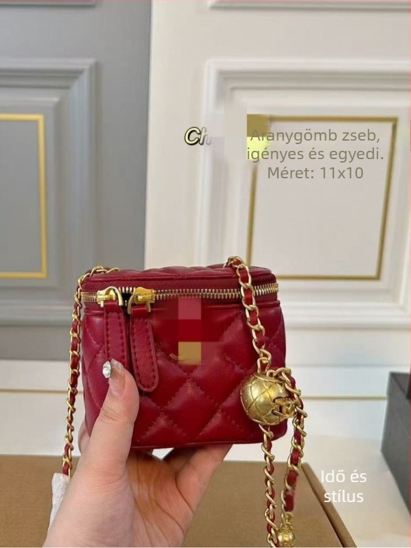Chanel által ihletett mini válltáska gyémántmintás hímzéssel és arany golyós lánccal