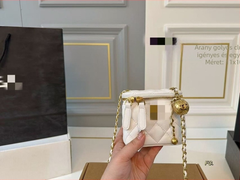 Chanel által ihletett mini válltáska gyémántmintás hímzéssel és arany golyós lánccal