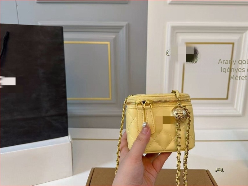 Chanel által ihletett mini válltáska gyémántmintás hímzéssel és arany golyós lánccal