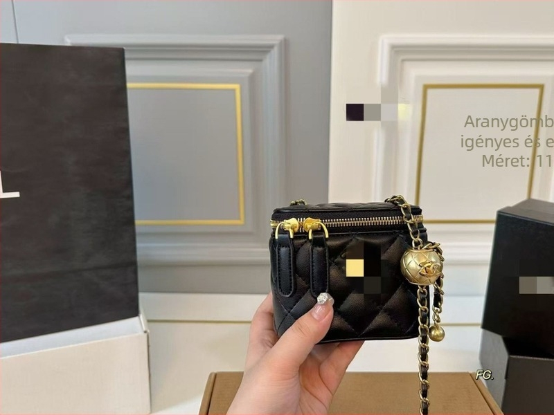 Chanel által ihletett mini válltáska gyémántmintás hímzéssel és arany golyós lánccal