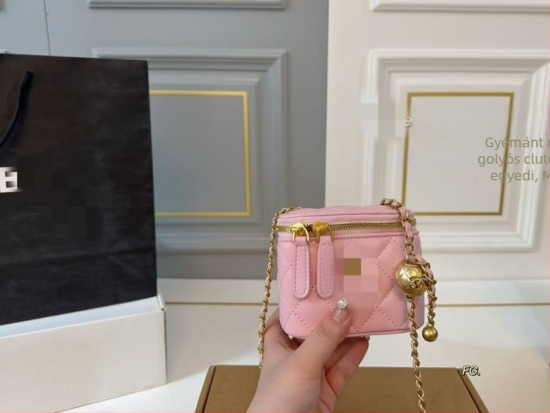 Chanel által ihletett mini válltáska gyémántmintás hímzéssel és arany golyós lánccal