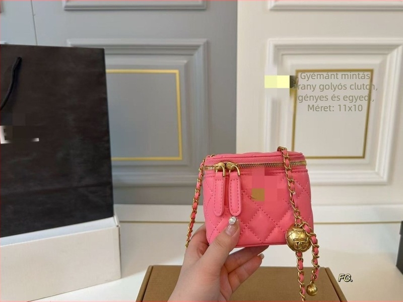 Chanel által ihletett mini válltáska gyémántmintás hímzéssel és arany golyós lánccal