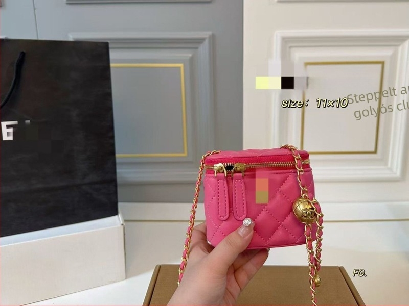 Chanel által ihletett mini válltáska gyémántmintás hímzéssel és arany golyós lánccal