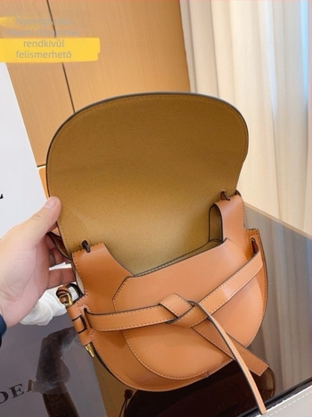 Valódi bőrből készült női oldaltáska saddle stílusú, vállon átívelő