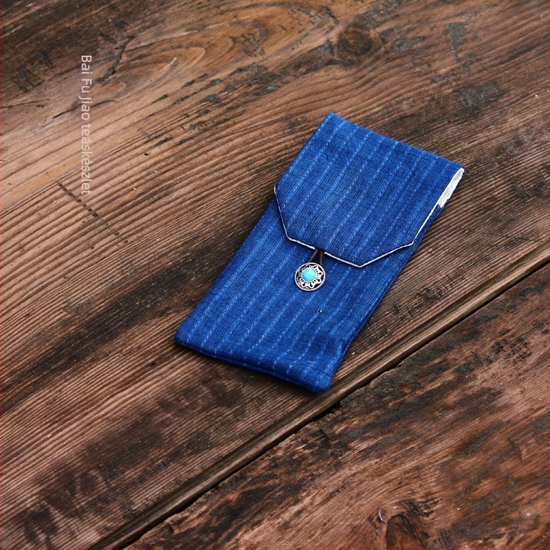 Teaceremónia vászon-lin keverékből készült tasak, egyszínű nyomtatott minta, teás kellékek tárolására. Méretek: 30 × 9,5 cm és 19 × 9,5 cm.
