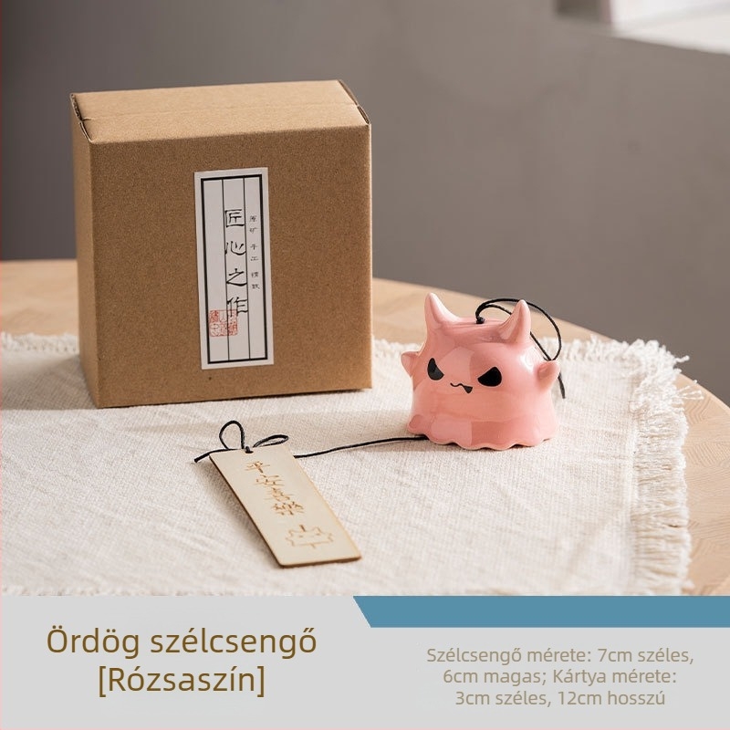 Japán stílusú kézzel készített kerámia szélcsengő karikatúra motívummal és fa feliratú medál – ajándék a kertbe
