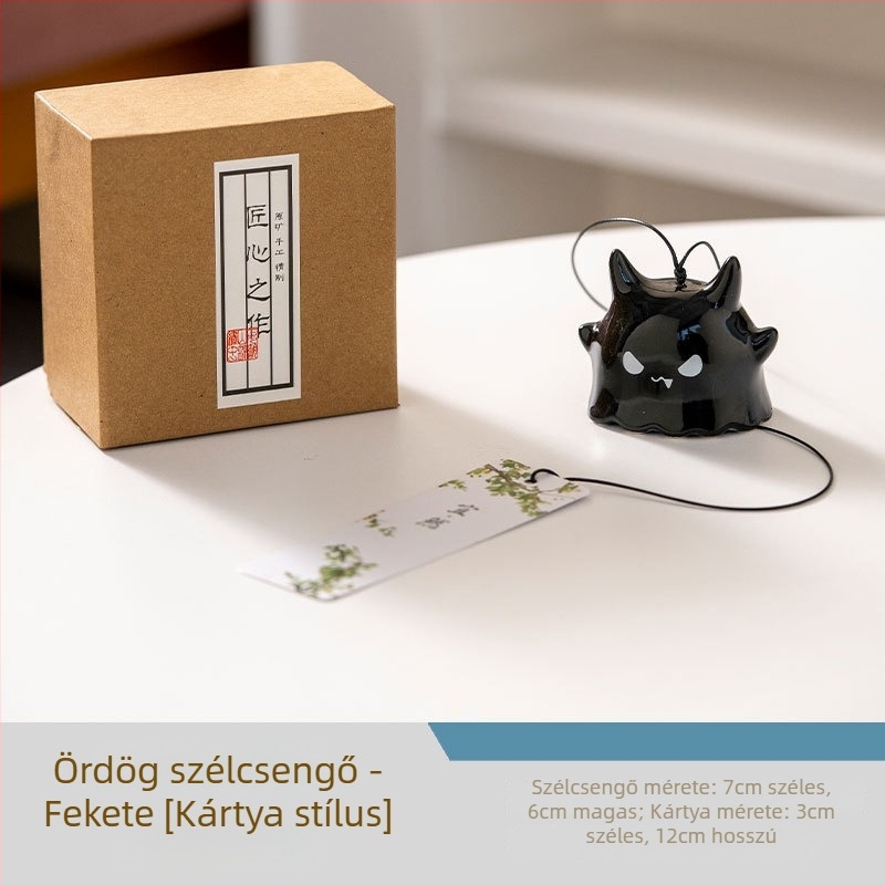 Japán stílusú kézzel készített kerámia szélcsengő karikatúra motívummal és fa feliratú medál – ajándék a kertbe